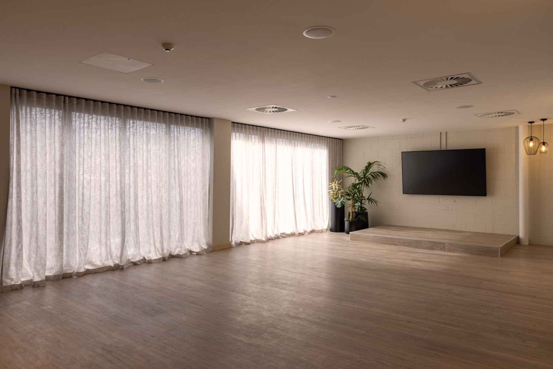 0C6A0390-1-1920x1281